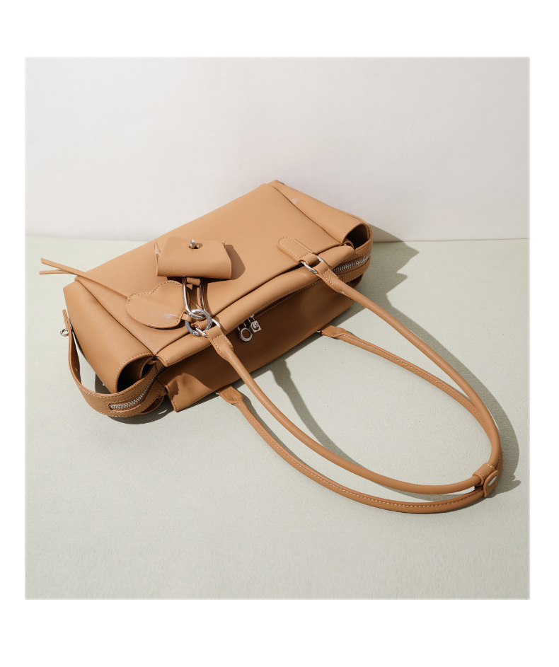 Custom Leather Bag Manufacturers Cowhide Underarm Shoulder Bag with Pendant Genuine Leather Adjustable Strap Messenger Bags