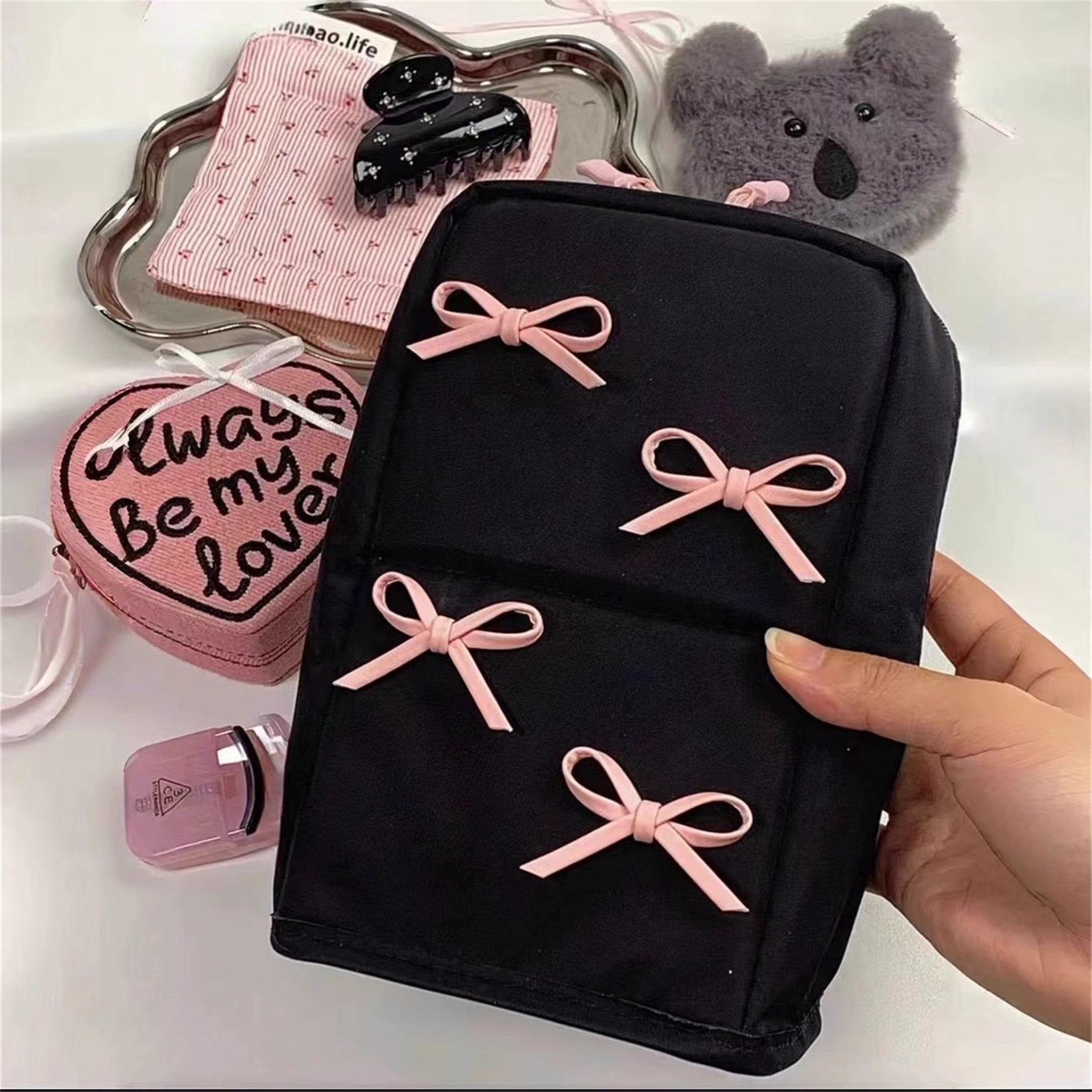 Custom Logo PU Leather Large Capacity Polka Dot Travel Makeup Bag Cosmetic Pouch With Smooth Zipper Closure And Carry Handle